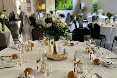 Miniature Location salle Pont-Évêque (Isère) - L'Artizanale #16 Bâtiment avec toit en tuiles, façade blanche, enseigne visible et espace extérieur aménagé avec végétation.