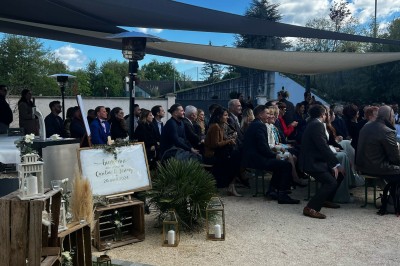 Miniature Location salle Pont-Évêque (Isère) - L'Artizanale #31 Bâtiment avec toit en tuiles, façade blanche, enseigne visible et espace extérieur aménagé avec végétation.