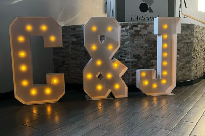 Miniature Location salle Pont-Évêque (Isère) - L'Artizanale #29 Bâtiment avec toit en tuiles, façade blanche, enseigne visible et espace extérieur aménagé avec végétation.