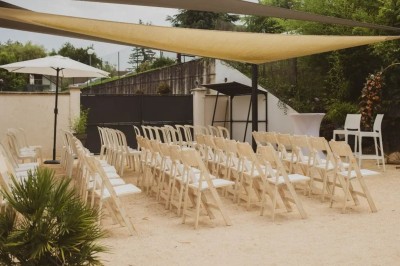 Miniature Location salle Pont-Évêque (Isère) - L'Artizanale #36 Bâtiment avec toit en tuiles, façade blanche, enseigne visible et espace extérieur aménagé avec végétation.