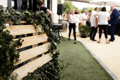 Miniature Location salle Pont-Évêque (Isère) - L'Artizanale #9 Bâtiment avec toit en tuiles, façade blanche, enseigne visible et espace extérieur aménagé avec végétation.