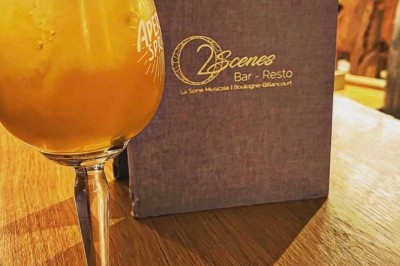 Salle décorée pour une fête avec des tables garnies, une boule disco et des ballons formant le chiffre 40.