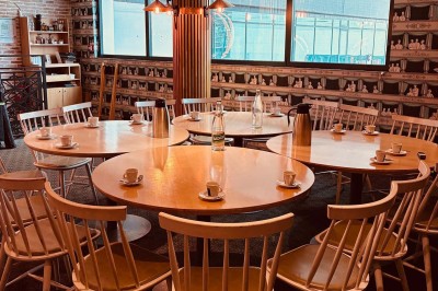 Salle décorée pour une fête avec des tables garnies, une boule disco et des ballons formant le chiffre 40.