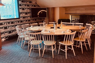 Salle décorée pour une fête avec des tables garnies, une boule disco et des ballons formant le chiffre 40.