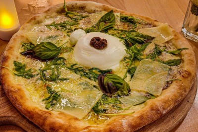 Salle décorée pour une fête avec des tables garnies, une boule disco et des ballons formant le chiffre 40.