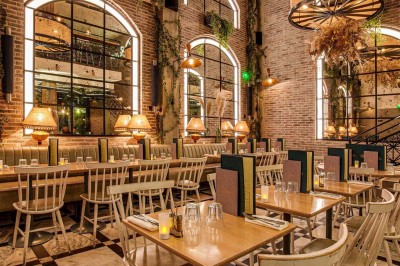 Salle décorée pour une fête avec des tables garnies, une boule disco et des ballons formant le chiffre 40.