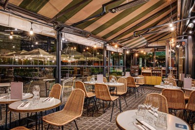 Salle décorée pour une fête avec des tables garnies, une boule disco et des ballons formant le chiffre 40.