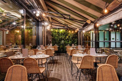 Salle décorée pour une fête avec des tables garnies, une boule disco et des ballons formant le chiffre 40.