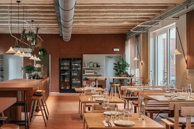 Chambre avec deux lits superposés en bois, fenêtres avec stores bleus et murs blancs.