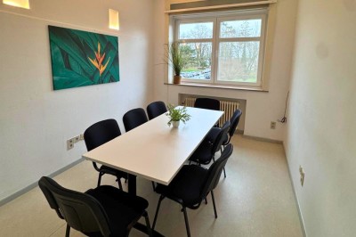 Chambre avec deux lits superposés en bois, fenêtres avec stores bleus et murs blancs.