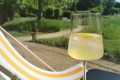 Chambre avec deux lits superposés en bois, fenêtres avec stores bleus et murs blancs.