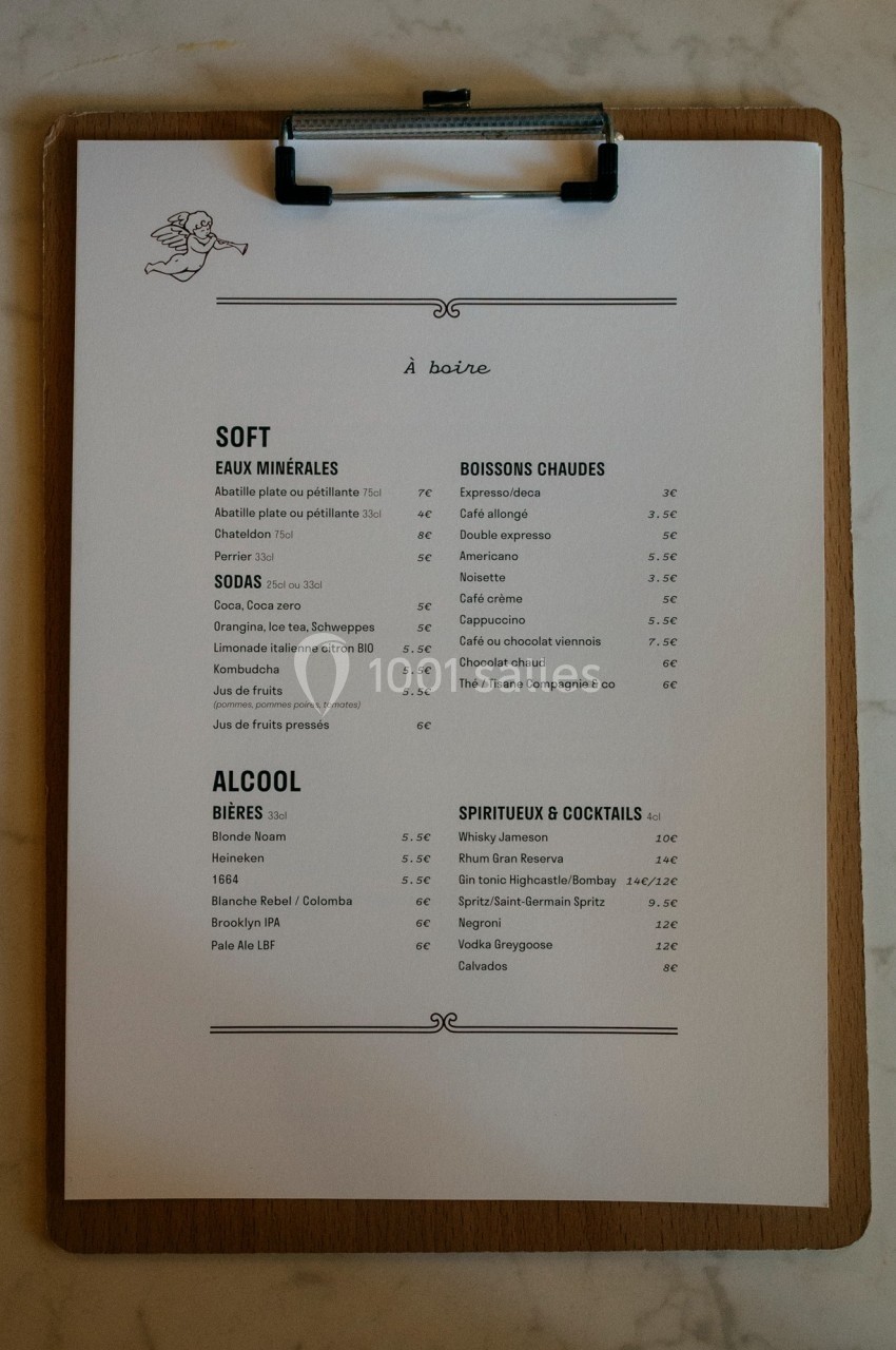 Carte des boissons sur une planchette en bois, listant softs, boissons chaudes, bières, spiritueux et cocktails.