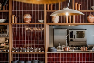 Vue aérienne d'un complexe architectural entouré de végétation, comprenant bâtiments modernes et espaces verts.