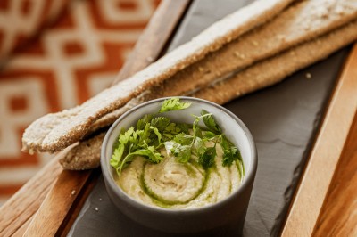 Vue aérienne d'un complexe architectural entouré de végétation, comprenant bâtiments modernes et espaces verts.