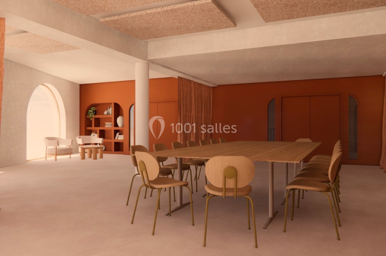 Salle de réunion lumineuse avec grande table en bois, chaises assorties, rideaux orange et étagères en arrière-plan.