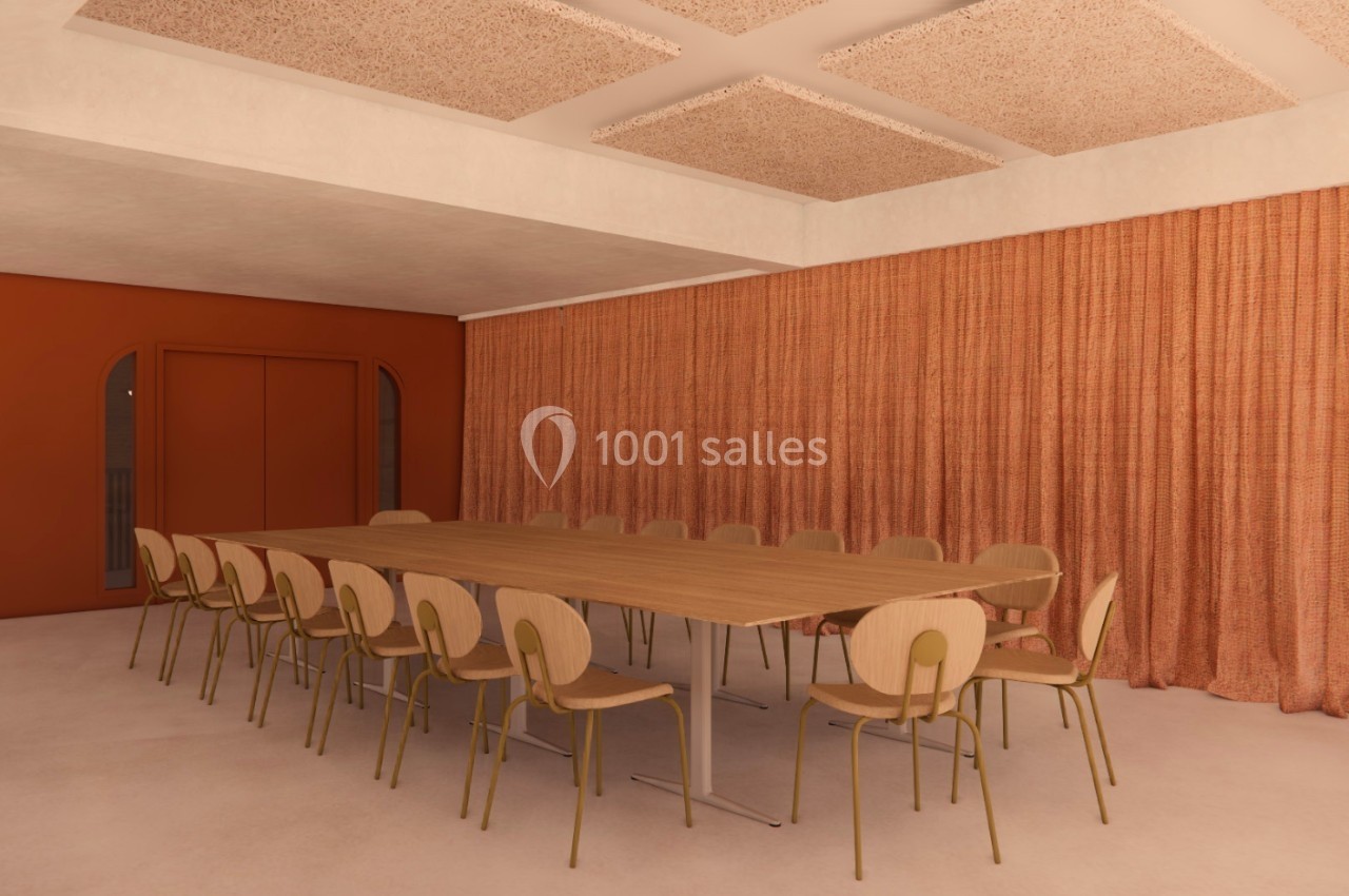 Salle de réunion avec une grande table en bois entourée de chaises, rideaux orange et plafond texturé.