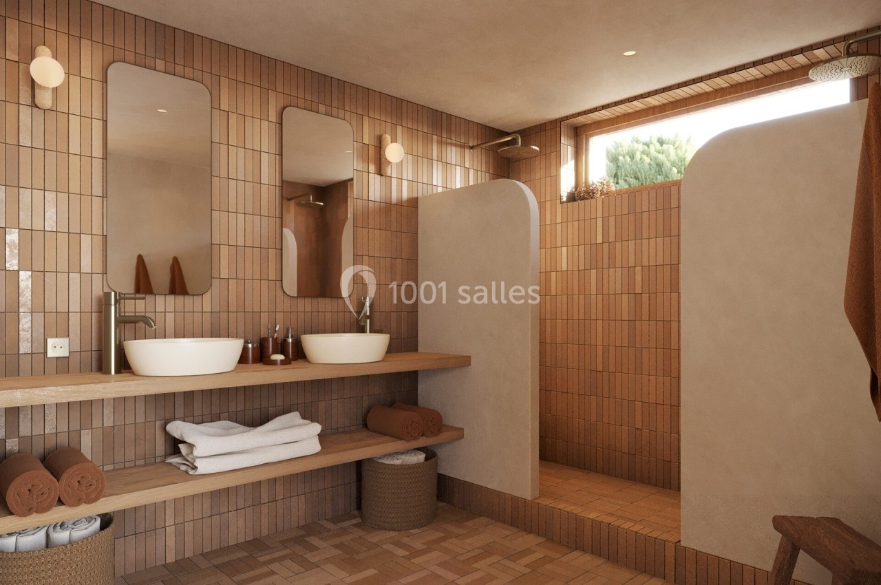 Salle de bain moderne avec carrelage en terre cuite, deux vasques, miroirs rectangulaires et douche ouverte.