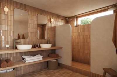 Femme buvant un cocktail rouge avec une paille, en extérieur, cheveux blonds au vent.