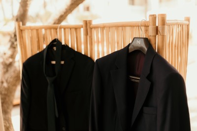 Femme buvant un cocktail rouge avec une paille, en extérieur, cheveux blonds au vent.