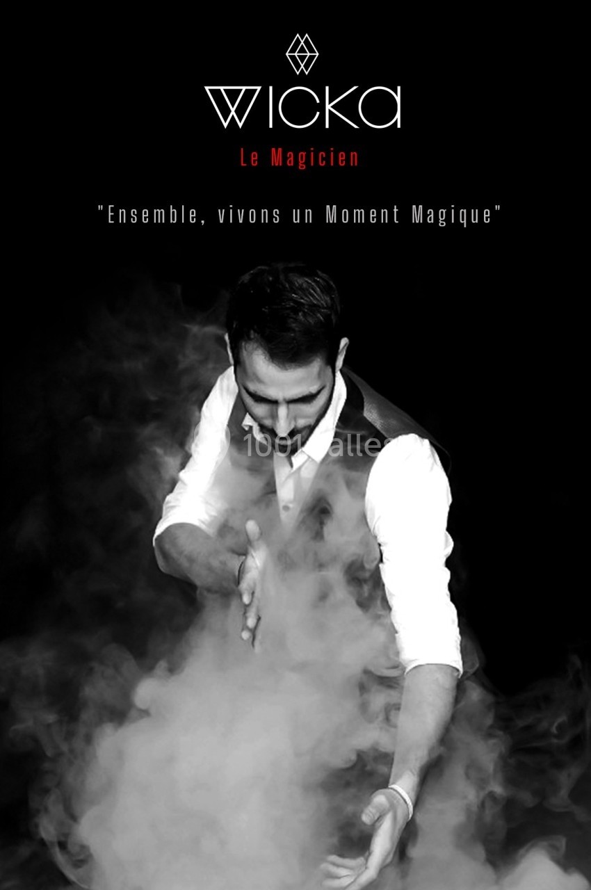 Un magicien en costume manipule de la fumée dans une ambiance sombre et mystérieuse.