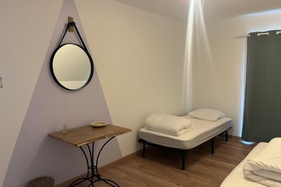 Miniature Location salle Pont-Aven (Finistère) - Domaine de Ker Aven #23 Chambre simple avec deux lits, une table en bois, un miroir mural rond et un rideau vert couvrant une fenêtre.
