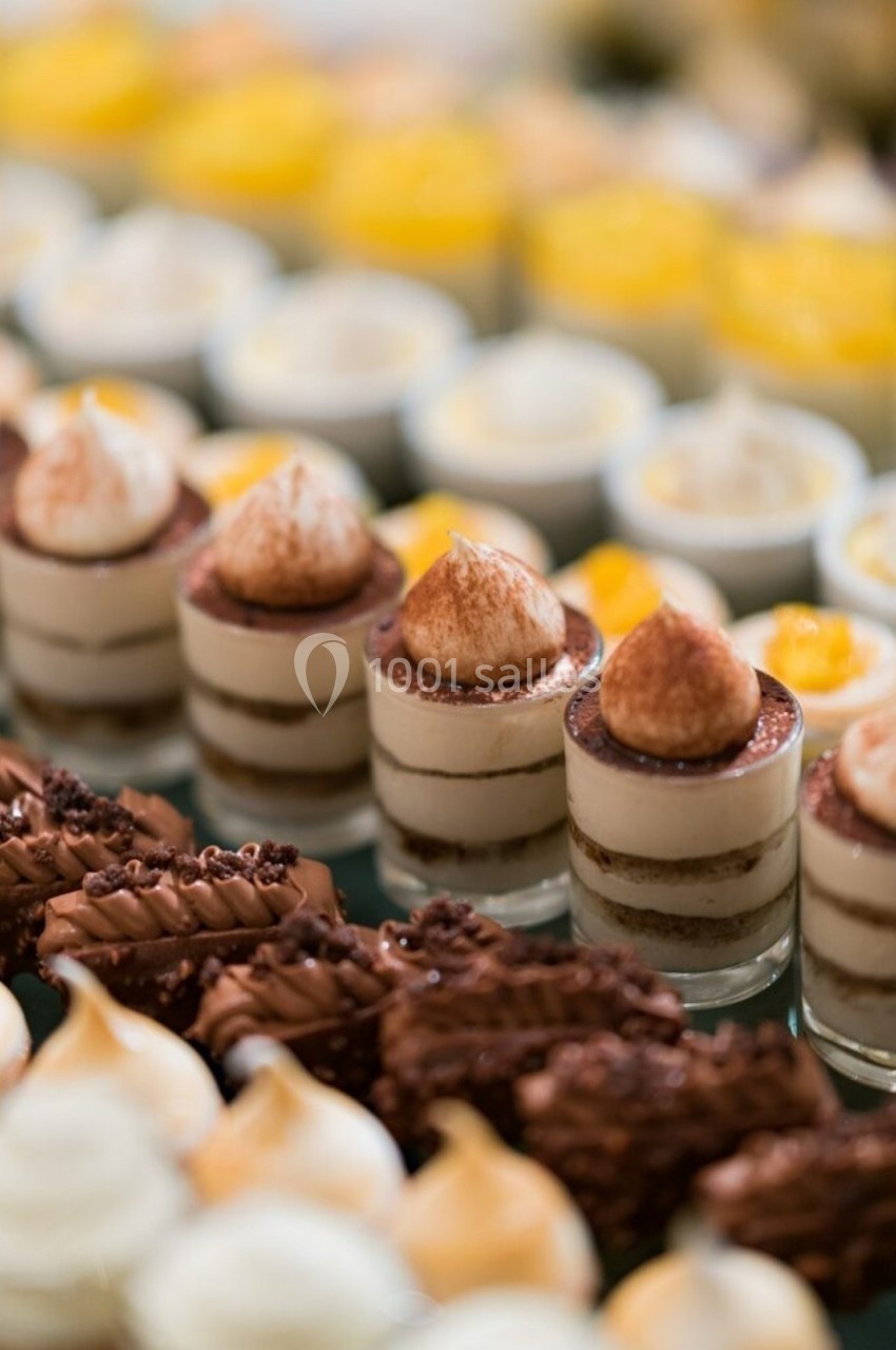 Desserts variés en verrines et pâtisseries chocolatées disposés sur une table.