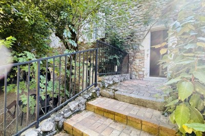 Piscine extérieure avec bassin principal et pataugeoire, entourée de chaises longues et d'arbres.
