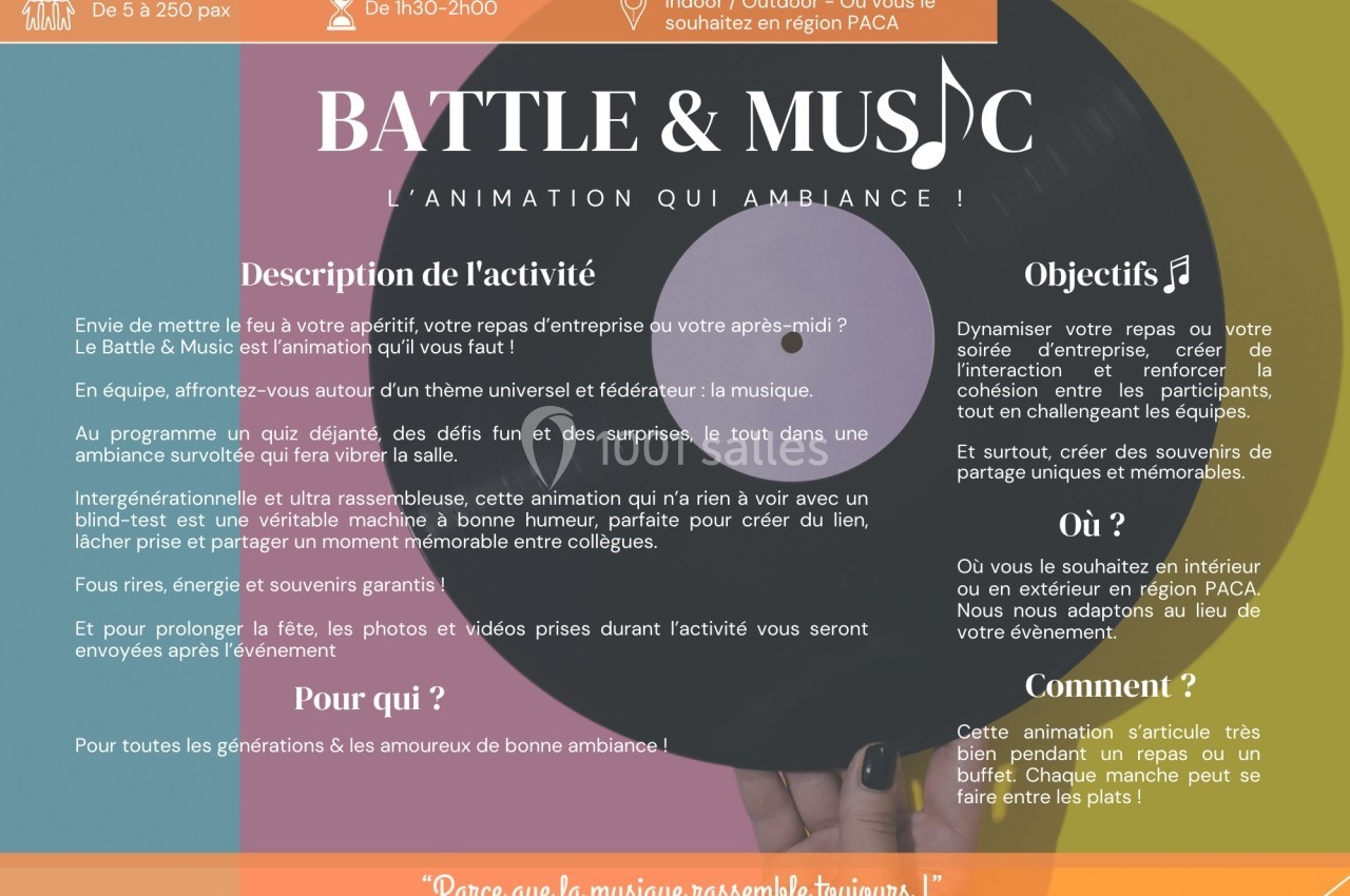 Une main tient un disque vinyle noir avec un centre coloré, entouré de texte décrivant une activité musicale interactive.