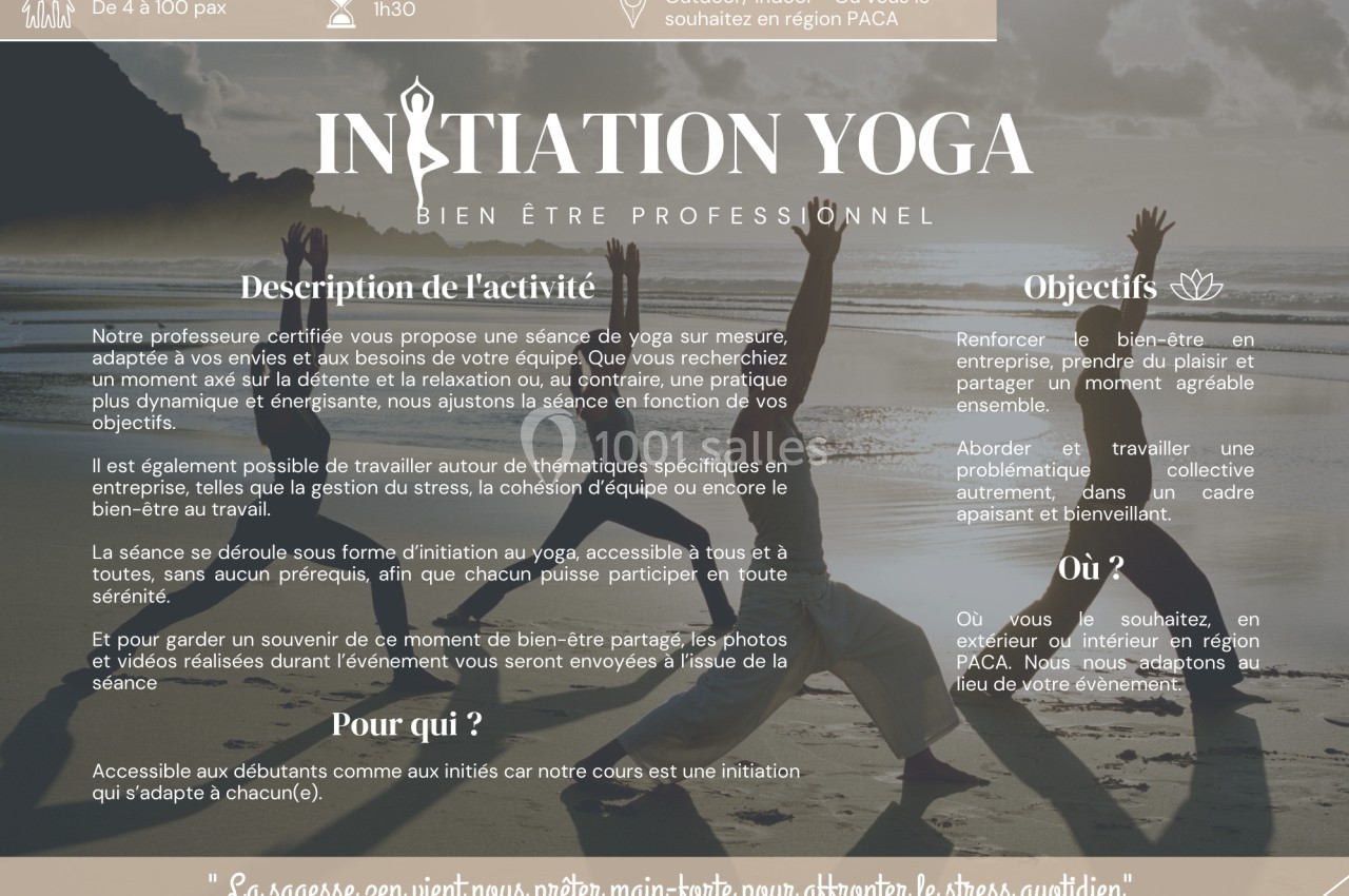 Des personnes pratiquent le yoga en plein air au lever du soleil, face à la mer, dans une ambiance calme et apaisante.