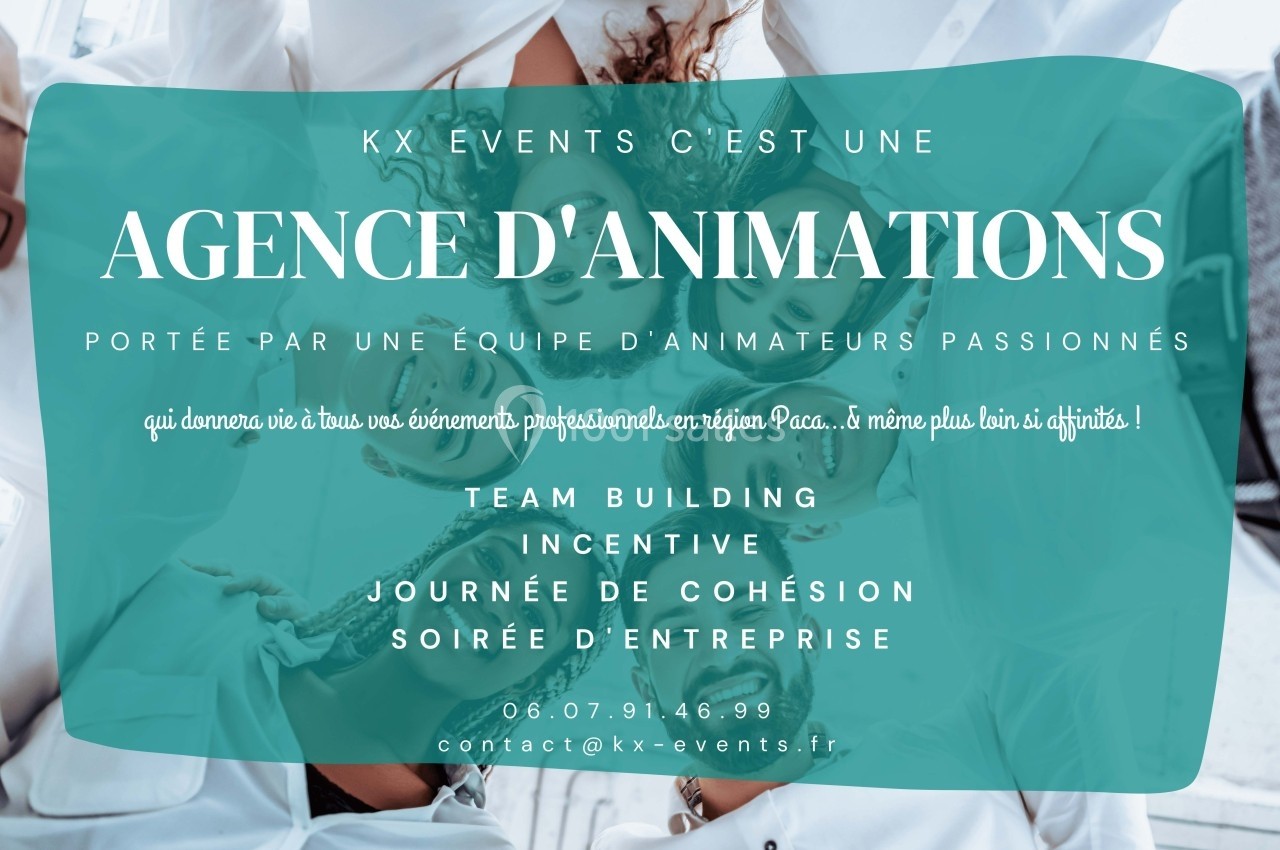 Un groupe de personnes en tenue blanche sourit et discute dans un cadre professionnel, avec du texte promotionnel superposé.