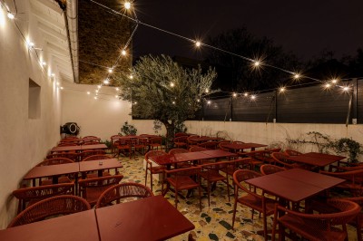 Miniature Location salle Maisons-Alfort (Val-de-Marne) - Fabbrezza Maisons-Alfort #6 Bar avec comptoir en carrelage sombre, tabourets en bois, étagères avec bouteilles et verres, éclairage suspendu.