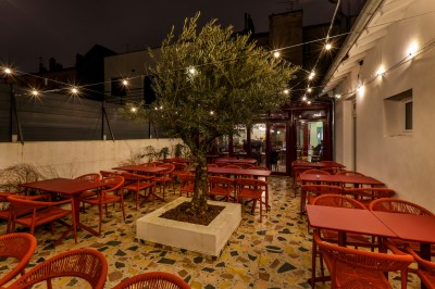 Miniature Location salle Maisons-Alfort (Val-de-Marne) - Fabbrezza Maisons-Alfort #5 Bar avec comptoir en carrelage sombre, tabourets en bois, étagères avec bouteilles et verres, éclairage suspendu.