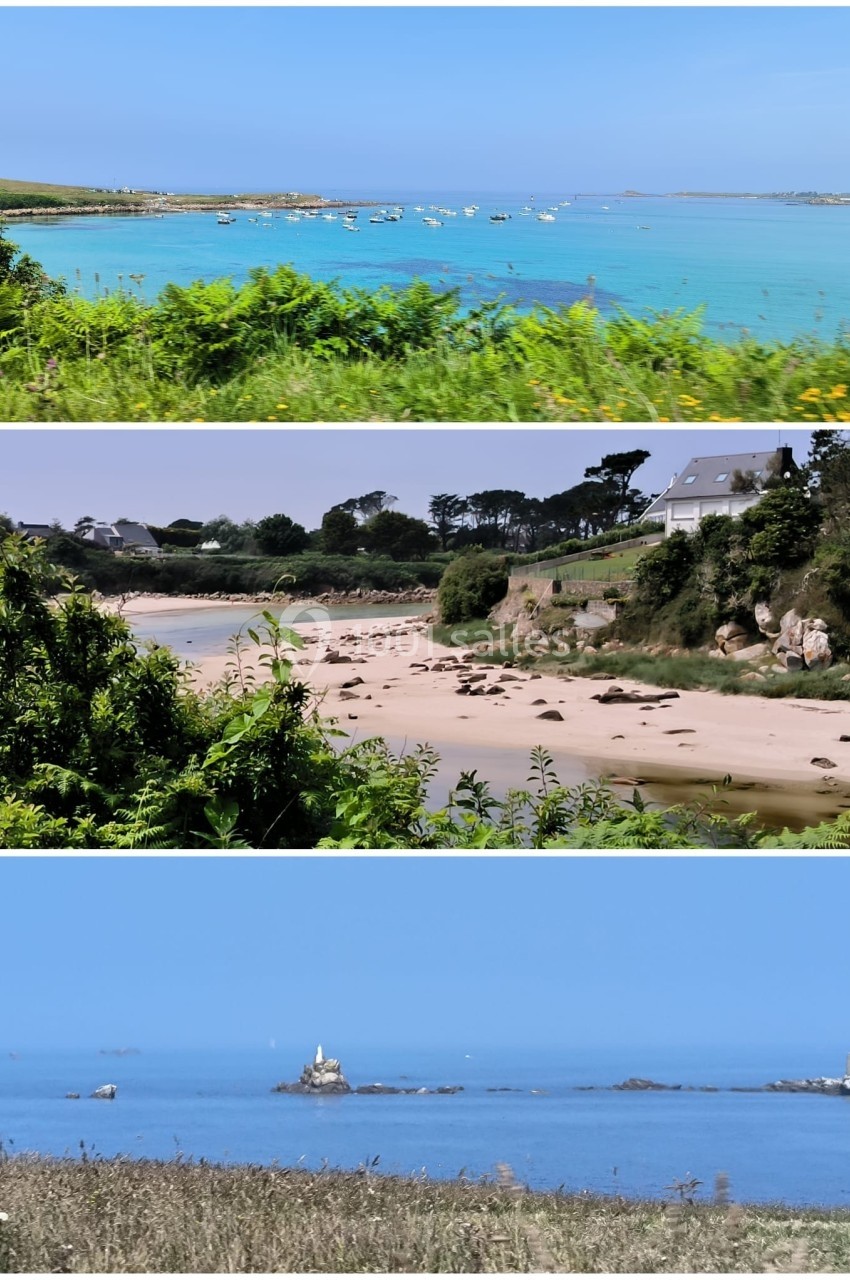 Paysages côtiers avec mer turquoise, plage de sable, végétation verdoyante et phare sur l'horizon.