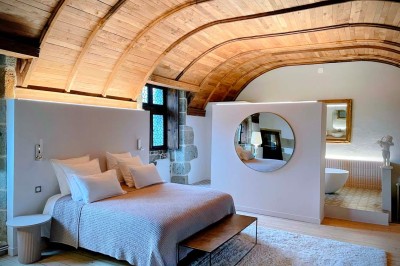 1. Vue sur une côte rocheuse avec la mer bleue en arrière-plan. 2. Jument et son poulain debout dans un pré verdoyant. 3…