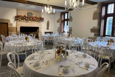 1. Vue sur une côte rocheuse avec la mer bleue en arrière-plan. 2. Jument et son poulain debout dans un pré verdoyant. 3…