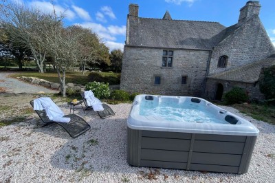 1. Vue sur une côte rocheuse avec la mer bleue en arrière-plan. 2. Jument et son poulain debout dans un pré verdoyant. 3…