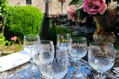 1. Vue sur une côte rocheuse avec la mer bleue en arrière-plan. 2. Jument et son poulain debout dans un pré verdoyant. 3…