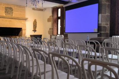 1. Vue sur une côte rocheuse avec la mer bleue en arrière-plan. 2. Jument et son poulain debout dans un pré verdoyant. 3…