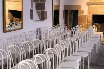 1. Vue sur une côte rocheuse avec la mer bleue en arrière-plan. 2. Jument et son poulain debout dans un pré verdoyant. 3…