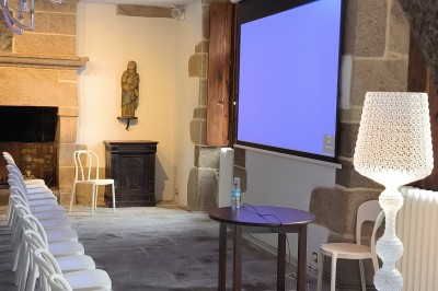 1. Vue sur une côte rocheuse avec la mer bleue en arrière-plan. 2. Jument et son poulain debout dans un pré verdoyant. 3…