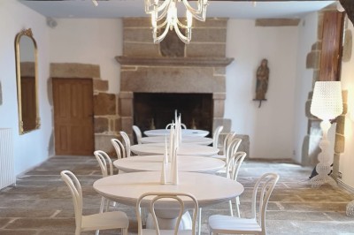 1. Vue sur une côte rocheuse avec la mer bleue en arrière-plan. 2. Jument et son poulain debout dans un pré verdoyant. 3…