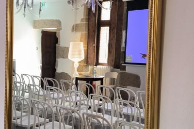 1. Vue sur une côte rocheuse avec la mer bleue en arrière-plan. 2. Jument et son poulain debout dans un pré verdoyant. 3…