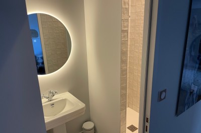 1. Vue sur une côte rocheuse avec la mer bleue en arrière-plan. 2. Jument et son poulain debout dans un pré verdoyant. 3…