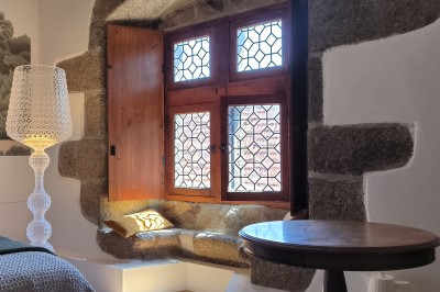 1. Vue sur une côte rocheuse avec la mer bleue en arrière-plan. 2. Jument et son poulain debout dans un pré verdoyant. 3…