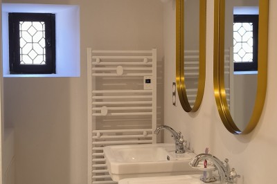 1. Vue sur une côte rocheuse avec la mer bleue en arrière-plan. 2. Jument et son poulain debout dans un pré verdoyant. 3…