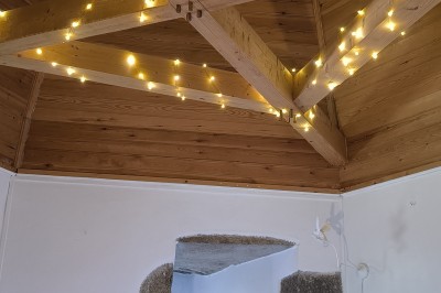 1. Vue sur une côte rocheuse avec la mer bleue en arrière-plan. 2. Jument et son poulain debout dans un pré verdoyant. 3…