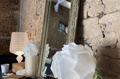 1. Vue sur une côte rocheuse avec la mer bleue en arrière-plan. 2. Jument et son poulain debout dans un pré verdoyant. 3…