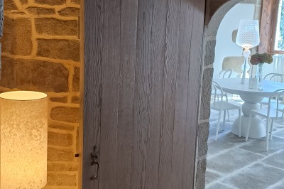 1. Vue sur une côte rocheuse avec la mer bleue en arrière-plan. 2. Jument et son poulain debout dans un pré verdoyant. 3…