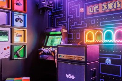 Miniature Location salle Paris 13 (Paris) - Le 3bis #2 Assortiment de desserts variés, incluant brownies, cheesecake et autres pâtisseries, présenté sur une ardoise noire.