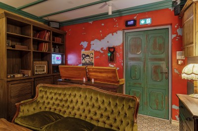 Miniature Location salle Paris 13 (Paris) - Le 3bis #8 Assortiment de desserts variés, incluant brownies, cheesecake et autres pâtisseries, présenté sur une ardoise noire.